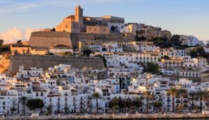 Calles adoquinadas y arquitectura histórica en Dalt Vila, casco antiguo de Ibiza