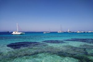 Excursión privada en barco desde Ibiza a Formentera con aguas cristalinas