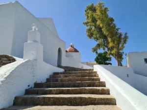 glesia fortificada del Puig de Missa sobre la colina en Santa Eulària
