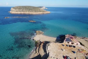 Vista panorámica de Cala Comte en Ibiza con agua cristalina 