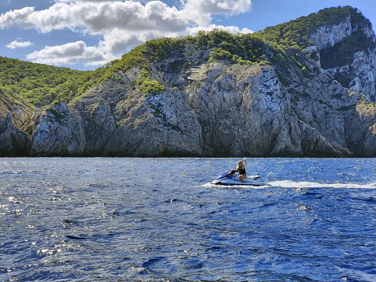 Cala dalbarca Jetski en Ibiza